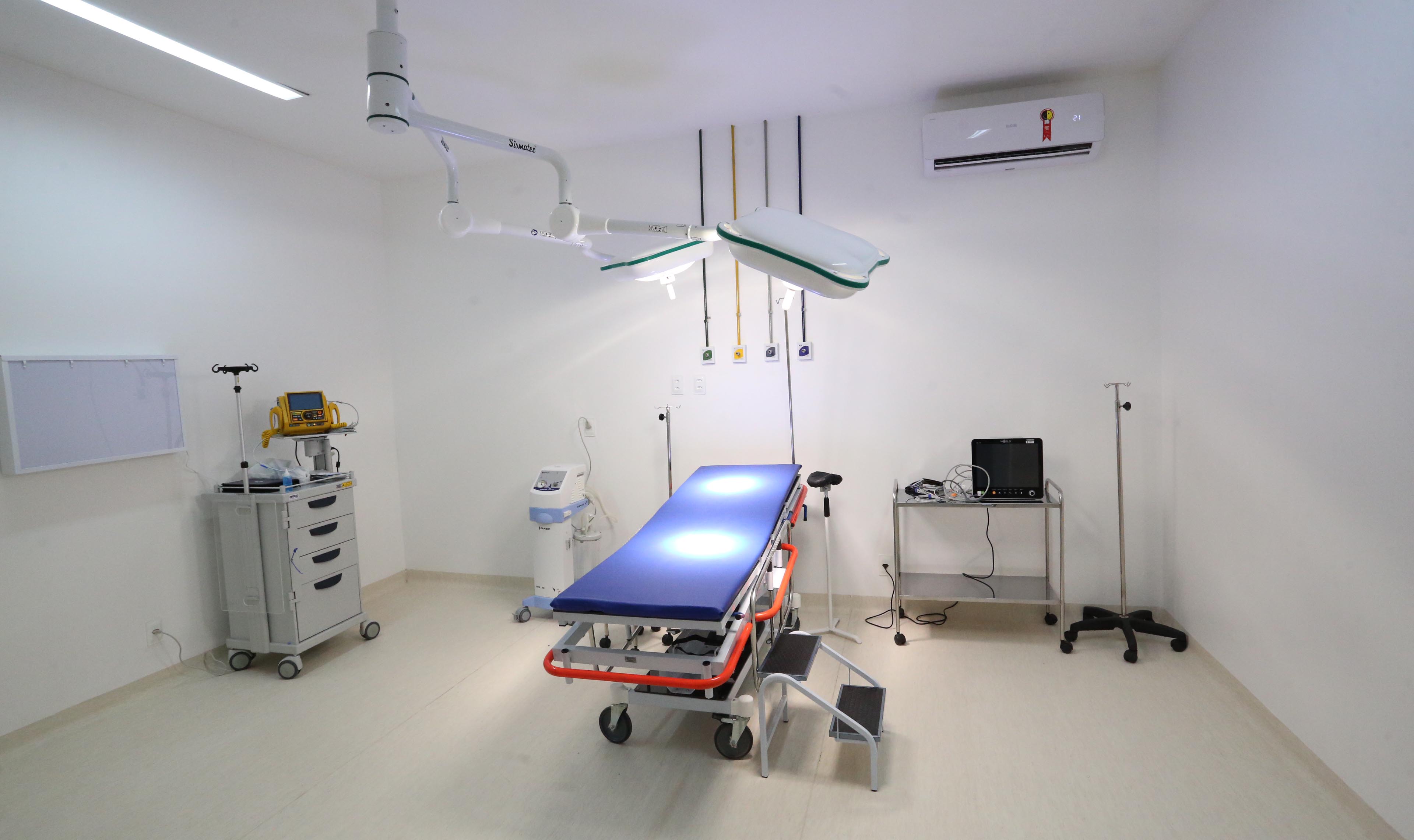 interior de um centro cirúrgico, mostrando a cama cirúrgica e os equipamentos